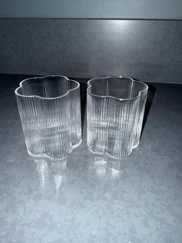 2 waterglazen in de vorm van een bloem beschikbaar voor biedingen