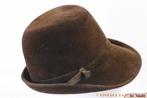 oude Vintage Dameshoed bruin fluweel 55 = S tot XS, Antiek en Kunst, Antiek | Kleding en Accessoires, Ophalen of Verzenden, Dames