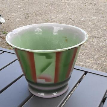 Antieke bloempot emaille beschikbaar voor biedingen