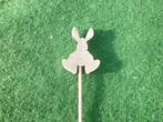 NIEUW 6 x 10 houten paashaas figuurtjes grijs op lange stok, Diversen, Pasen, Ophalen of Verzenden, Nieuw