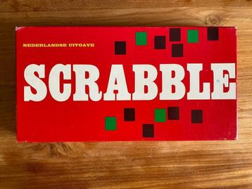 Scrabble spel in rode doos