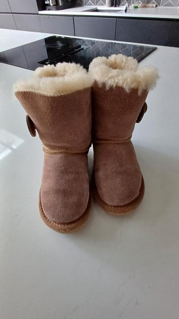 Uggs, kinderschoen, maat 7/8 (aus), Kinderen en Baby's, Babykleding | Schoentjes en Sokjes, Zo goed als nieuw, Jongetje of Meisje