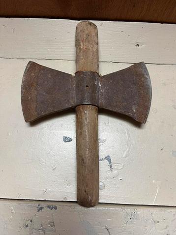 Antieke bijl. Vintage brocante beschikbaar voor biedingen