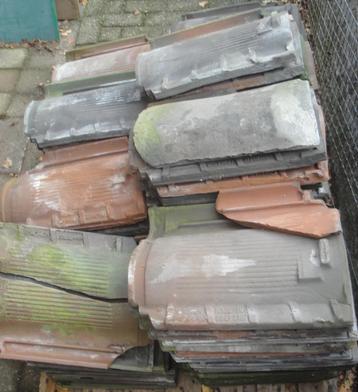 kapotte dakpannen puin  beschikbaar voor biedingen