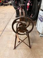 Antieke kledingwringer, Ophalen