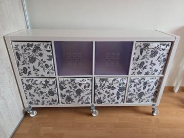 Vakjes kast van IKEA met wieltjes
