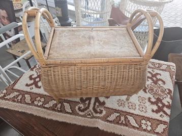 Vintage rotan naaimand met deksel beschikbaar voor biedingen