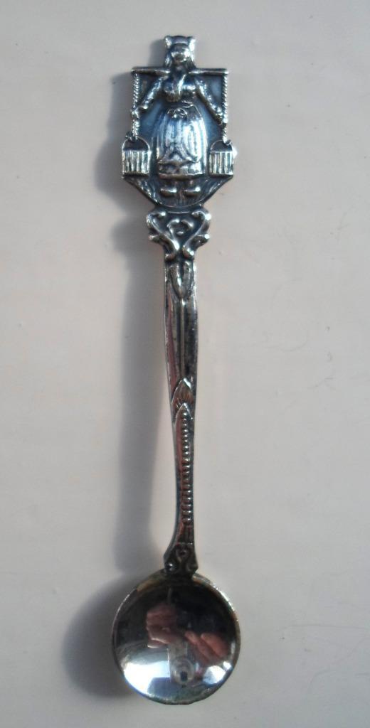 Zoutlepeltje. Melkmeisje met juk. Verzilverd. 90 ALAR, Antiek en Kunst, Antiek | Bestek, Ophalen of Verzenden