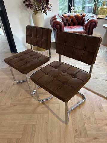 2 Mooie Bruine Kunstleren Stoelen met Zilveren Poten beschikbaar voor biedingen