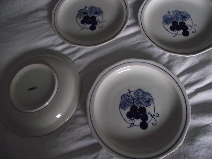 4 wit porselein bordje blauw druifjes 16 cm Japan ook p stuk, Antiek en Kunst, Antiek | Servies los, Ophalen of Verzenden