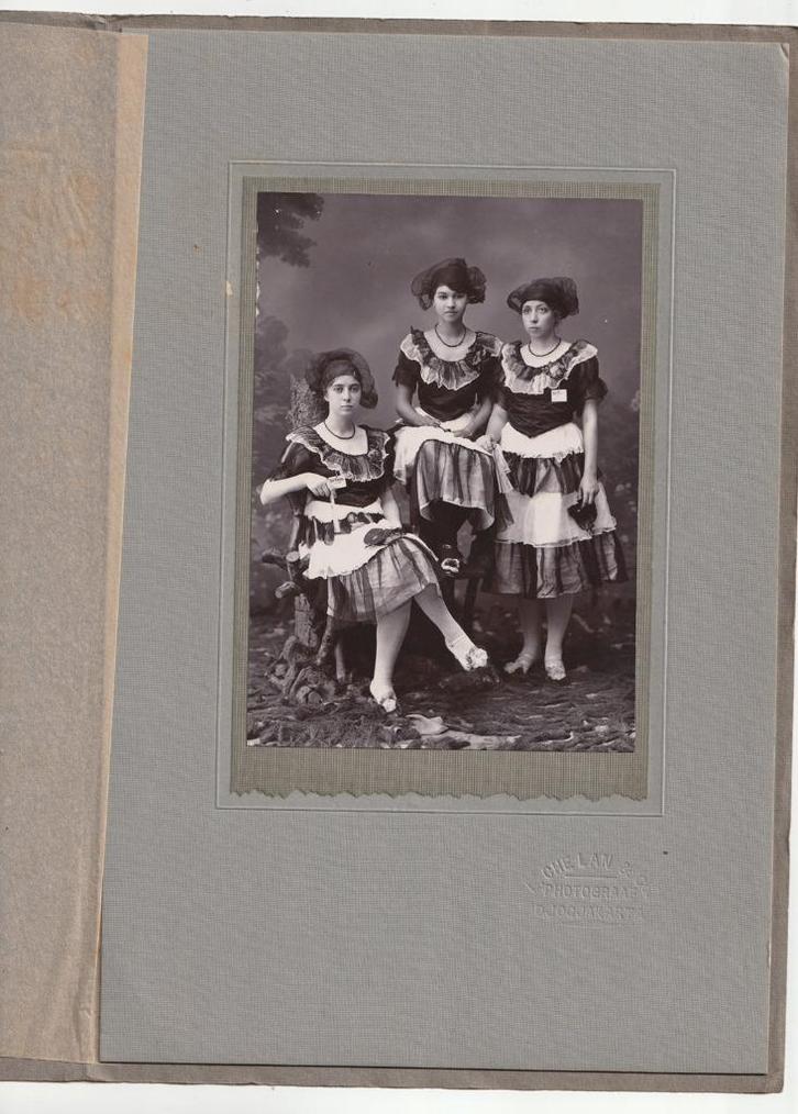Grote foto in omslag door L. Che Lan & Co. Djocjakarta 1920, Verzamelen, Foto's en Prenten, Gebruikt, Foto, Overige onderwerpen