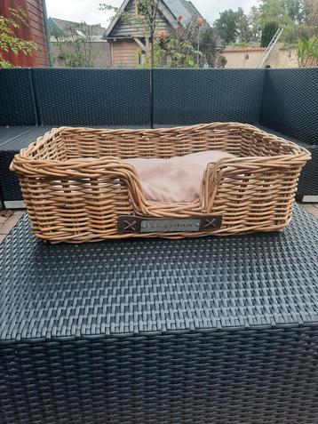 Rieten hondenmand van Happy House beschikbaar voor biedingen