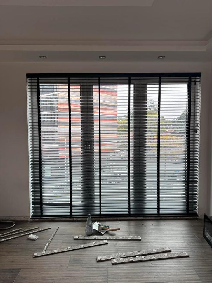 Veneta Jaloezieën - Stijlvol en functioneel, Huis en Inrichting, Stoffering | Gordijnen en Lamellen, Gebruikt, 200 cm of meer