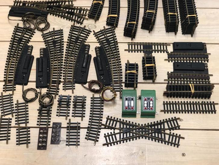 PARTIJ  FLEISCHMANN  RAILS EN HUISJES. (zie foto,s)  (308), Hobby en Vrije tijd, Modeltreinen | H0, Gebruikt, Rails, Gelijkstroom