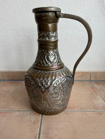 Antieke metalen kan / kruik met handgravures beschikbaar voor biedingen