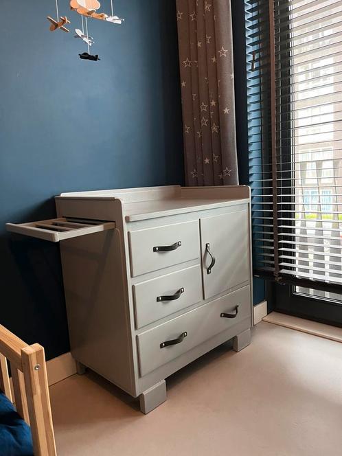 Retro commode lichtgrijs met leren grepen, Kinderen en Baby's, Kinderkamer | Commodes en Kasten, Gebruikt, Commode, Minder dan 90 cm
