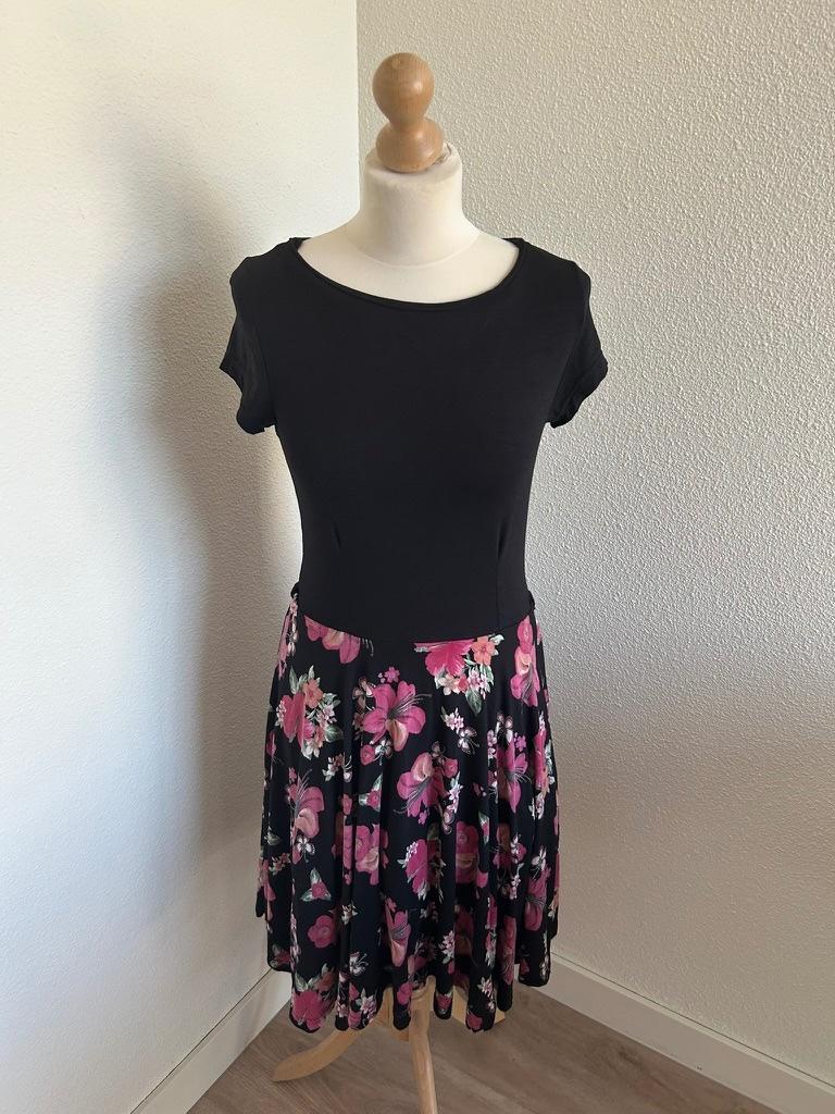 Pussy Deluxe maat M retro swing jurk 2223, Kleding | Dames, Jurken, Zo goed als nieuw, Maat 38/40 (M), Zwart, Onder de knie, Ophalen of Verzenden