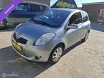 Toyota Yaris 1.3 VVTi Sol Automaat/Airco Nette auto!, Gebruikt, 750 kg, 4 cilinders, Origineel Nederlands