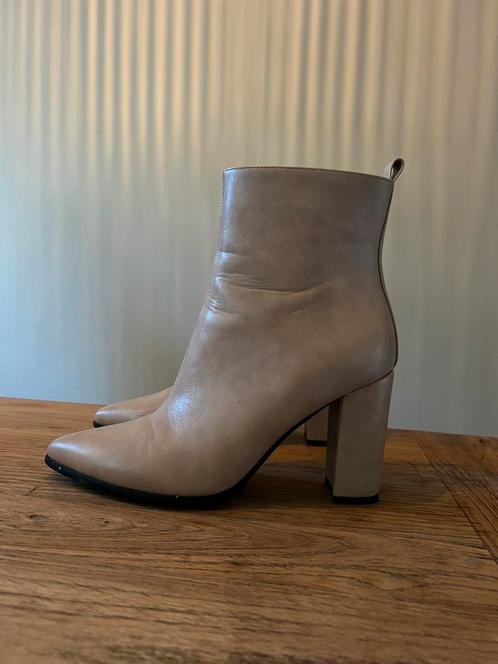 Beige enkellaarsjes met blokhak, Kleding | Dames, Schoenen, Zo goed als nieuw, Lage of Enkellaarzen, Beige, Ophalen of Verzenden