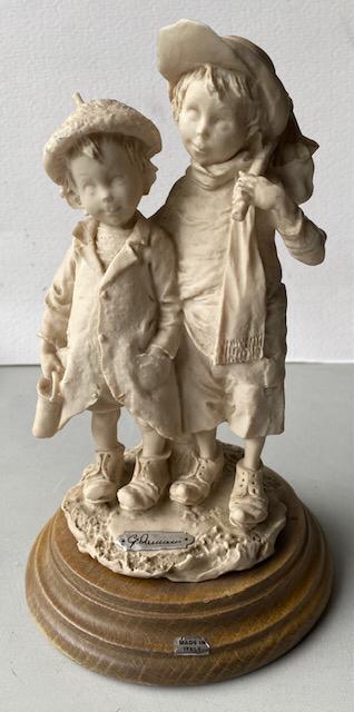 Fraai Italiaans beeldje. Gesigneerd beschikbaar voor biedingen