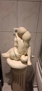 Beeld met zuil, Huis en Inrichting, Woonaccessoires | Zuilen en Pilaren, Ophalen of Verzenden