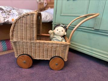 Prachtige rieten poppenwagen beschikbaar voor biedingen