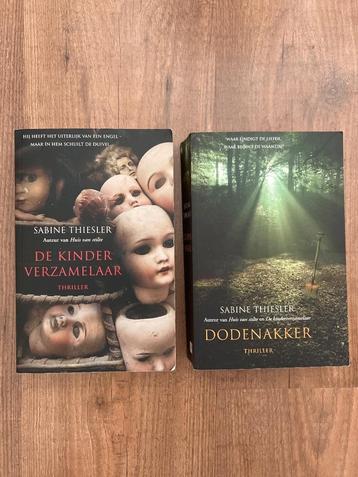 2 Thrillers Sabine Thiesler, De kinderverzamelaar+Dodenak beschikbaar voor biedingen