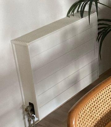 Radiator met wit metalen ombouw beschikbaar voor biedingen