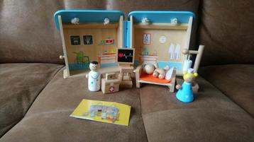 Houten Speelgoed Ziekenhuis  beschikbaar voor biedingen