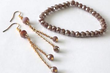 Setje van een armband met oorbellen, mooie glimmertjes beschikbaar voor biedingen