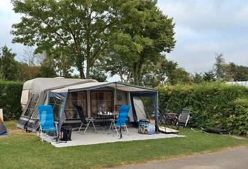 Caravan met Voortent en luifel beschikbaar voor biedingen
