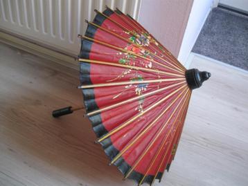 Japanse of Chinese papieren bamboe parasol handgeschilderd beschikbaar voor biedingen
