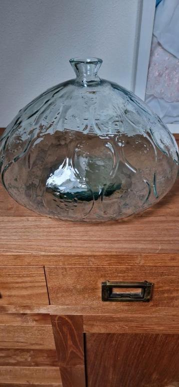 Mooi bewerkte glazen vaas  Bijzonder model  beschikbaar voor biedingen