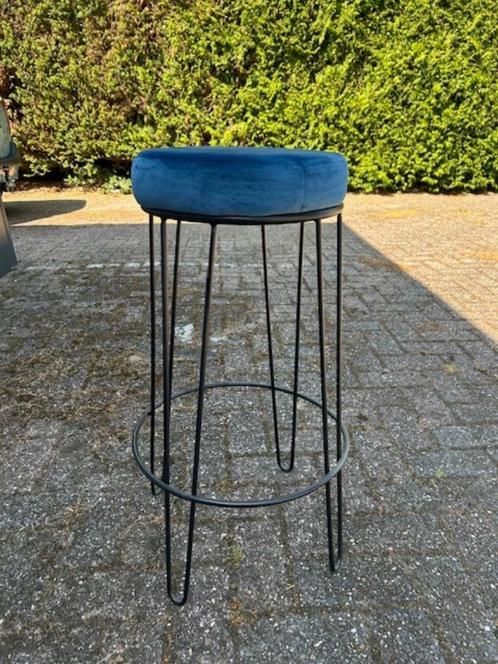 Vier stuks barkrukken met blauwe zitting, Huis en Inrichting, Barkrukken, Nieuw, 60 tot 90 cm, Metaal, 4 krukken, Met voetsteun