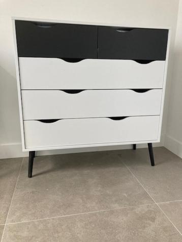 Moderne ladekast met vier lades beschikbaar voor biedingen