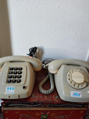 2 vintage PTT telefoons, 1 druktoetsen en 1 draaischijf  beschikbaar voor biedingen
