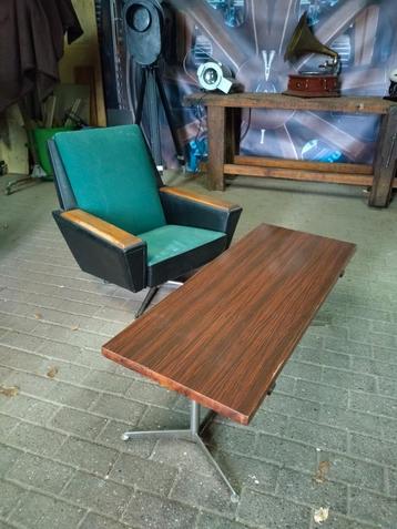 Vintage/retro fauteuil en salontafel.