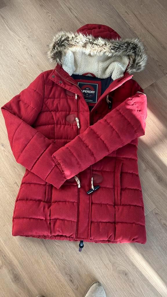 Winterjas Superdry maat M, Kleding | Dames, Jassen | Winter, Zo goed als nieuw, Maat 38/40 (M), Rood, Ophalen
