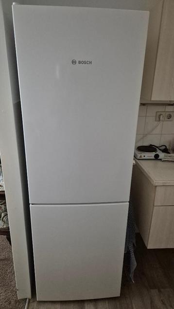 Mooie nette koel/vrieskast  beschikbaar voor biedingen