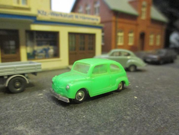1955 - 1973 SEAT ( FIAT ) 600 - EKO licht-groen, Hobby en Vrije tijd, Modelauto's | 1:87, Ophalen of Verzenden