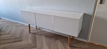 Zuiver - Modern wit dressoir met houten poten