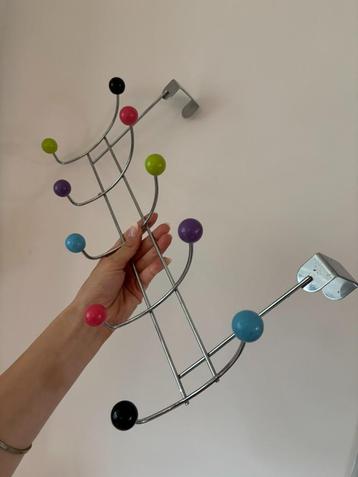 Retro kapstok met gekleurde knoppen beschikbaar voor biedingen