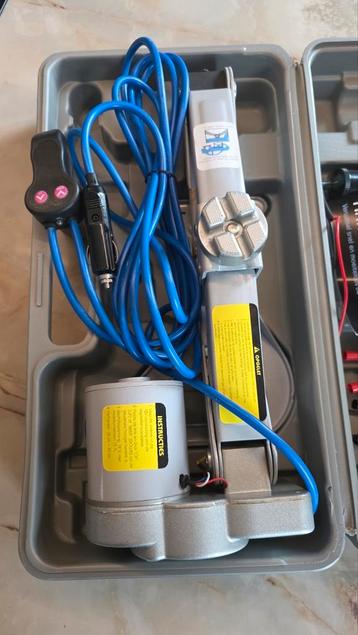 Electrische Krik 2000 KG beschikbaar voor biedingen