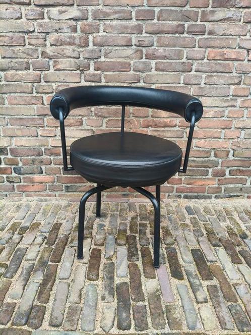 Vintage replica LC7 - Le Corbusier - Charlotte Perriand, Huis en Inrichting, Stoelen, Zo goed als nieuw, Eén, Leer, Zwart, Ophalen