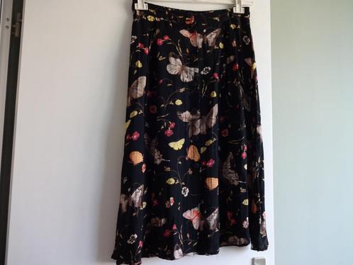 Rok(midi)zwart met vlinders en bloemen, mt.40, crèpe stof, Kleding | Dames, Rokken, Zo goed als nieuw, Maat 38/40 (M), Zwart, Onder de knie
