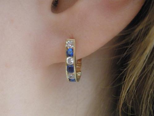 14 K Gouden oorbellen met saffier/blauwe steen uit Zeeuwse b, Sieraden, Tassen en Uiterlijk, Oorbellen, Zo goed als nieuw, Knopjes of Stekers
