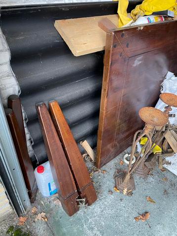 Gratis op te halen: Zware eikenhouten tafel beschikbaar voor biedingen