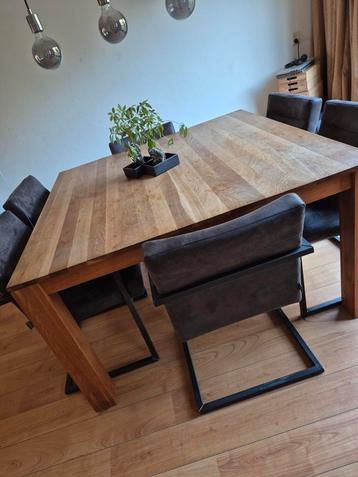 Robuuste eettafel + 6 grijze stoelen (Troubadour) beschikbaar voor biedingen