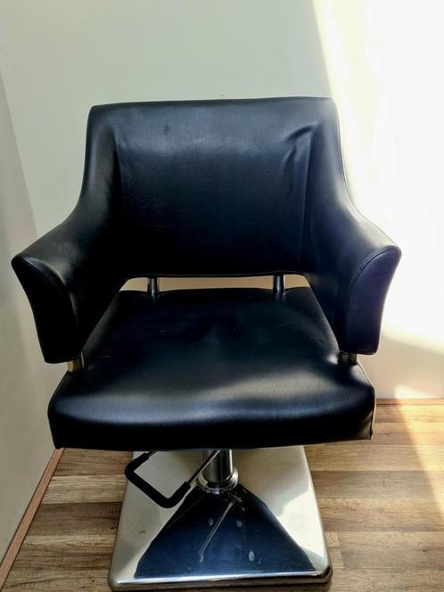 Professionele kappersstoel zwart hydraulisch, in goede staat, Huis en Inrichting, Stoelen, Zo goed als nieuw, Drie, Zwart, Ophalen