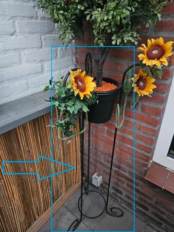 Pilaar waar vaas of plant ingezet kan worden, H. ca. 123 cm beschikbaar voor biedingen